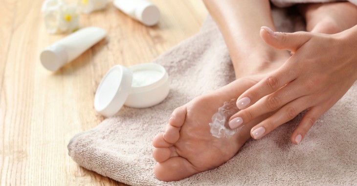 Kosmetyki z mocznikiem – jak działają i dlaczego warto je stosować w pielęgnacji stóp